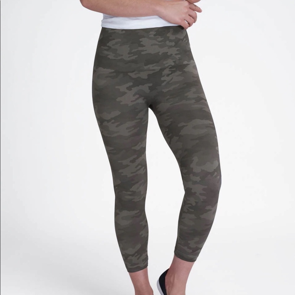 Like new Spanx Look at Me Now Seamless Cropped Leggings XL Sage Camo